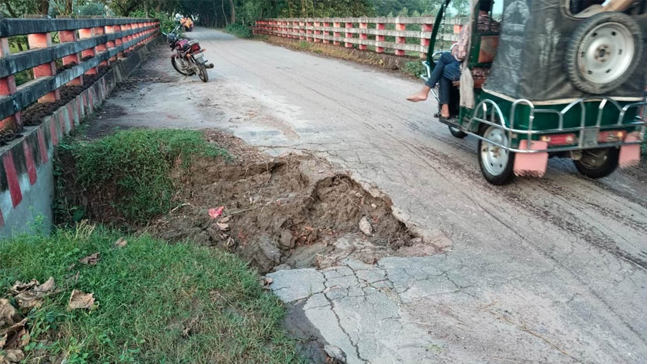 বগুড়ার ধুনটে বৃষ্টিতে পাকা সড়ক ভেঙে বড় গর্ত, ঝুঁকিতে যান চলাচল