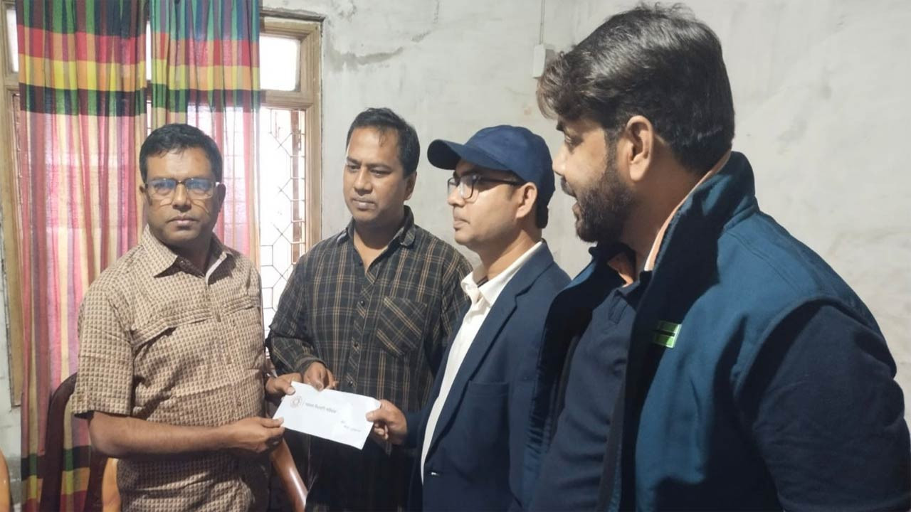 বগুড়ায় কিডনি রোগী শাহনেওয়াজকে তারেক রহমানের আর্থিক সহায়তা