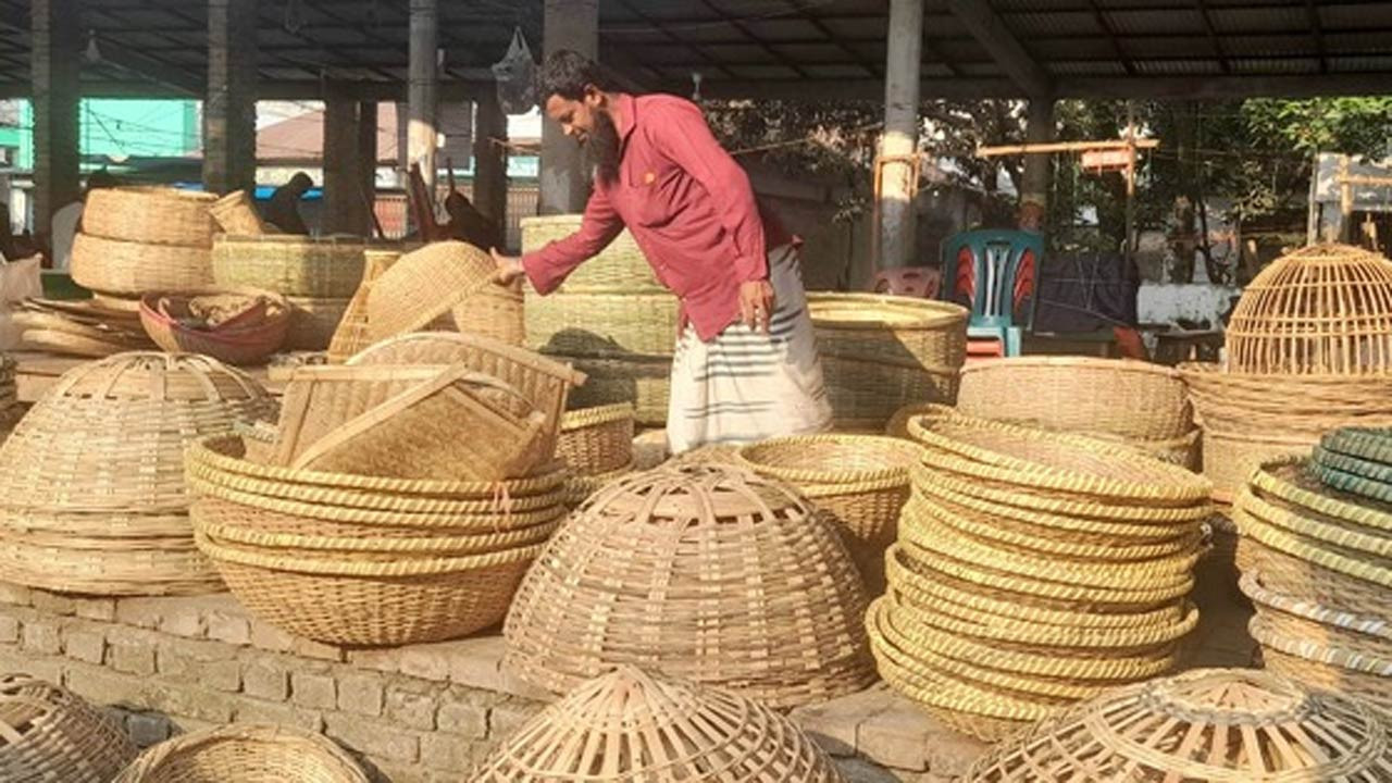 পাবনার সুজানগরে বাঁশ ও বেত শিল্পের ভবিষ্যত অনিশ্চিত