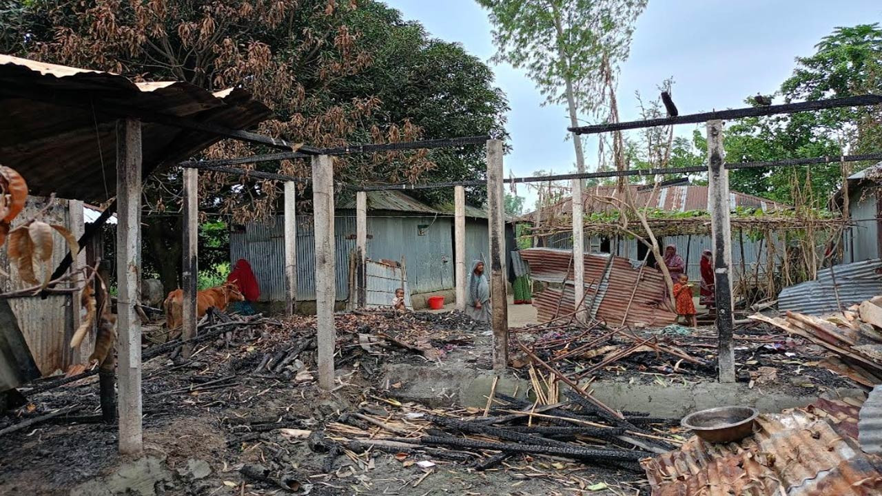 কুড়িগ্রামে অগ্নিকাণ্ডে ভস্মীভূত দিনমজুরের ঘর ক্ষুধা-দারিদ্র্যে ভুগছে সন্তানরা
