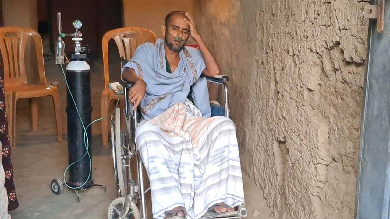 বগুড়ার আদমদীঘিতে টাকার অভাবে চিকিৎসা হচ্ছে না তোতার, সাহায্য নিয়ে বাঁচাতে চান পরিবার