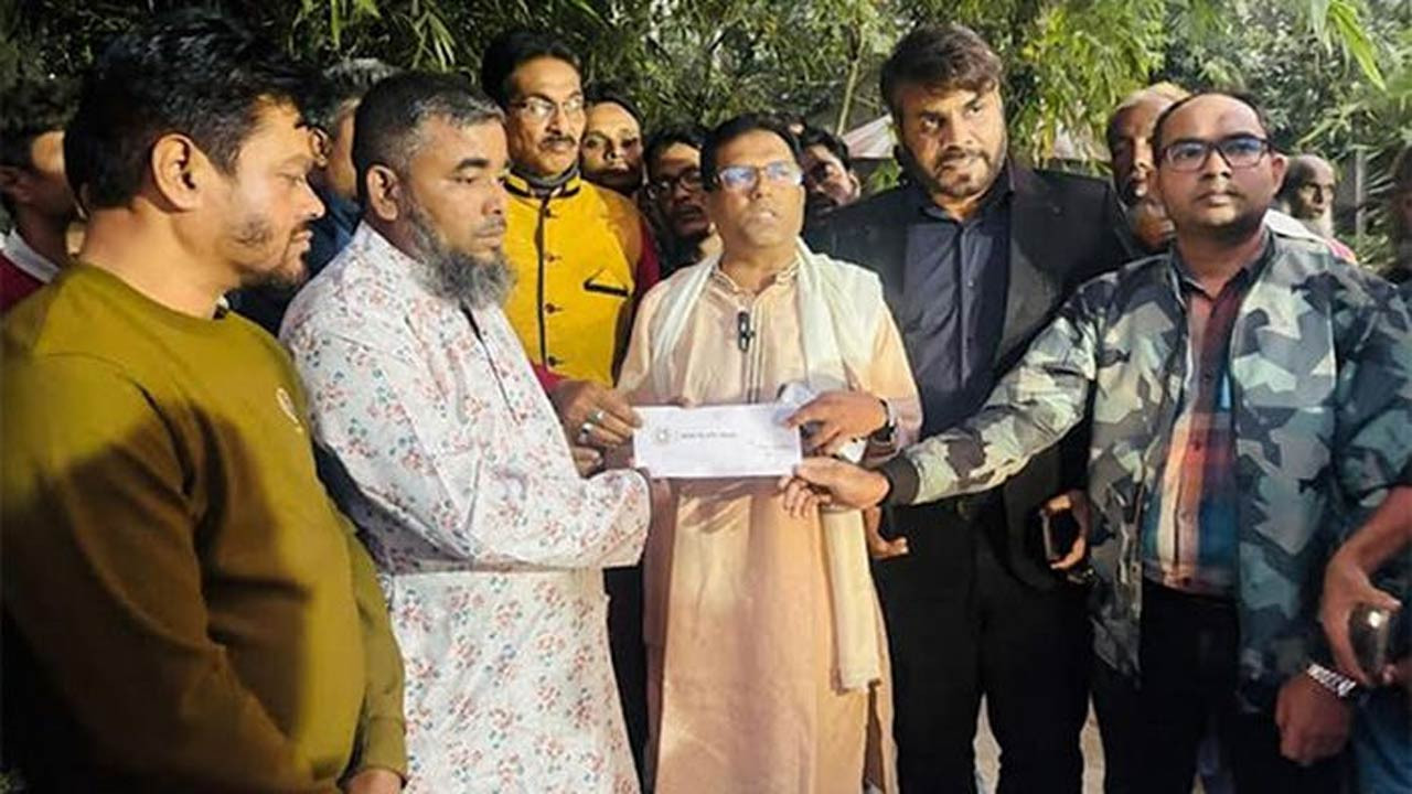 বগুড়ায় মৎস্যজীবী দলের হাফিজুরকে আমরা বিএনপি পরিবার’র সহায়তা প্রদান