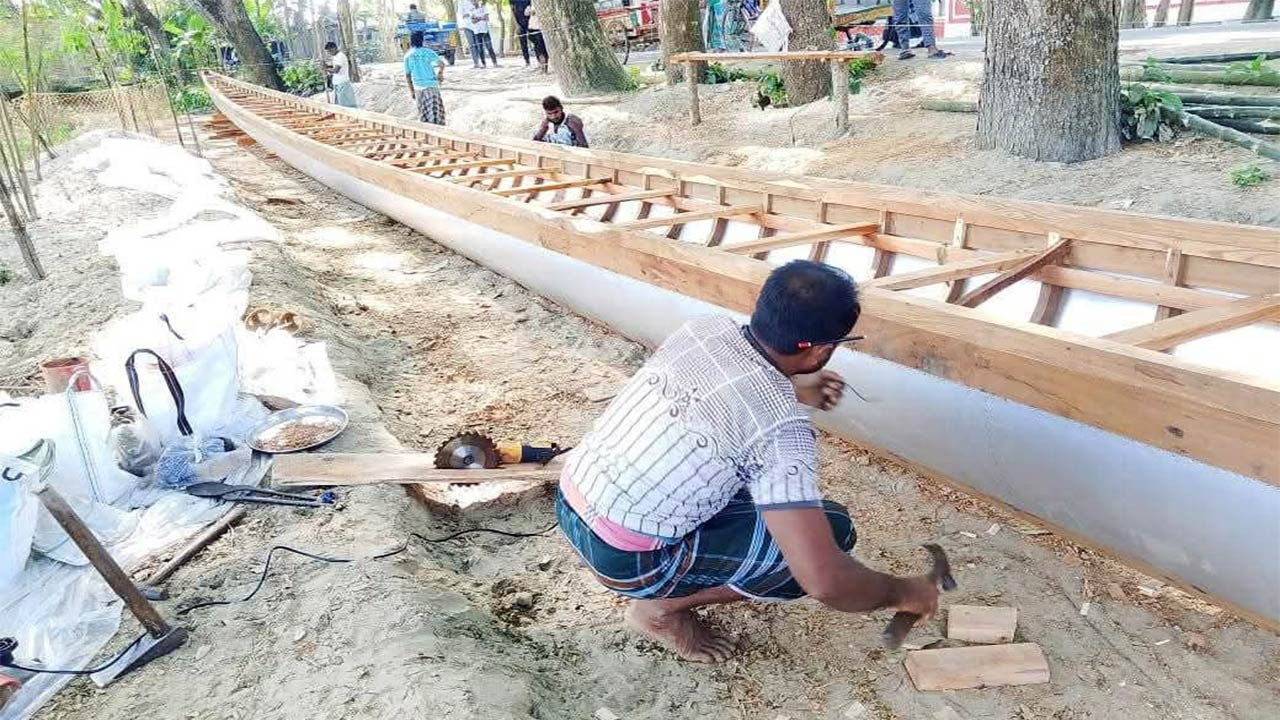 বগুড়ার সোনাতলায় তৈরি হচ্ছে ৮২ হাত দীর্ঘ বাইচের নৌকা