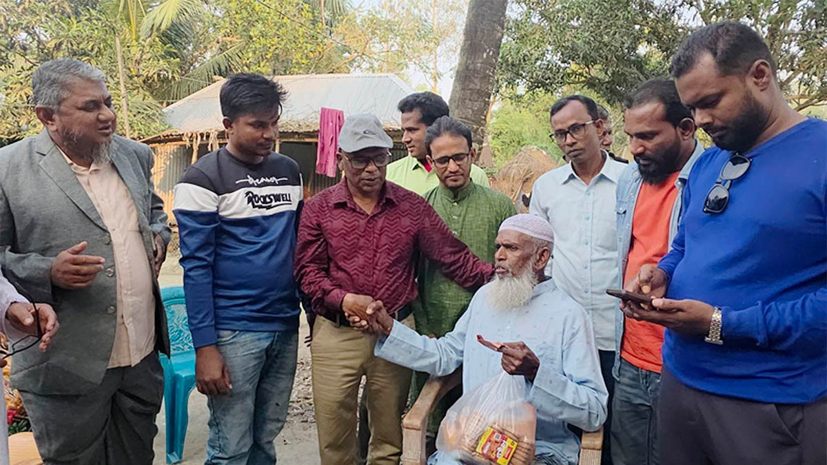 বগুড়ার ধুনটে চিকিৎসা সহায়তা পেলেন অসুস্থ ক্ষুদ্র ব্যবসায়ী