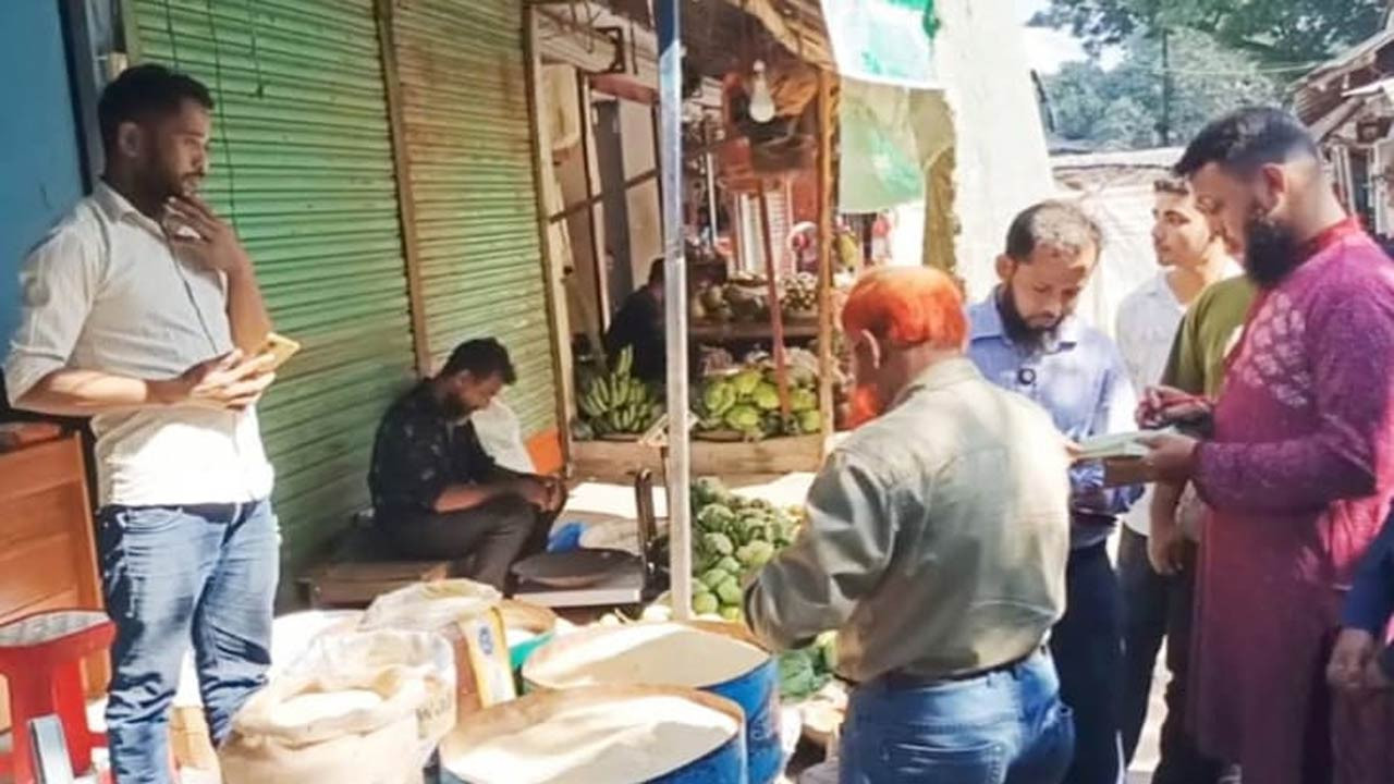 দিনাজপুরের হিলিতে মেয়াদোত্তীর্ণ খাবার বিক্রি, জরিমানা