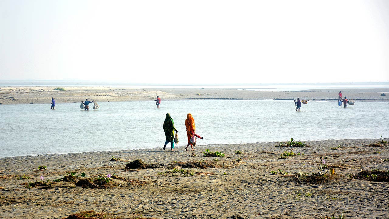 শ্বাসরুদ্ধ হয়ে পড়েছে খরস্রোতা তিস্তা, মুক্তির প্রত্যাশায় দুই কোটি মানুষ