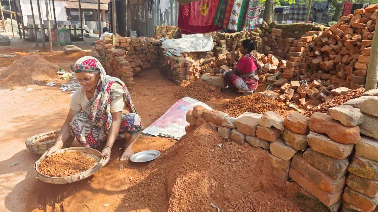 জয়পুরহাটের পাঁচবিবির ৭০ পরিবারের জীবন চলে ইটের খোয়া ভেঙে 