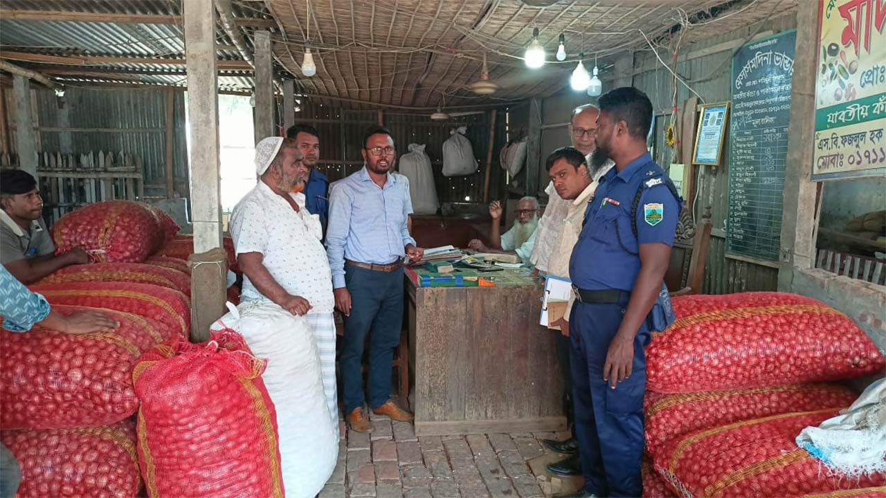 সিরাজগঞ্জ জেলা ভোক্তা অধিদপ্তরের পেঁয়াজের আড়তে তদারকি