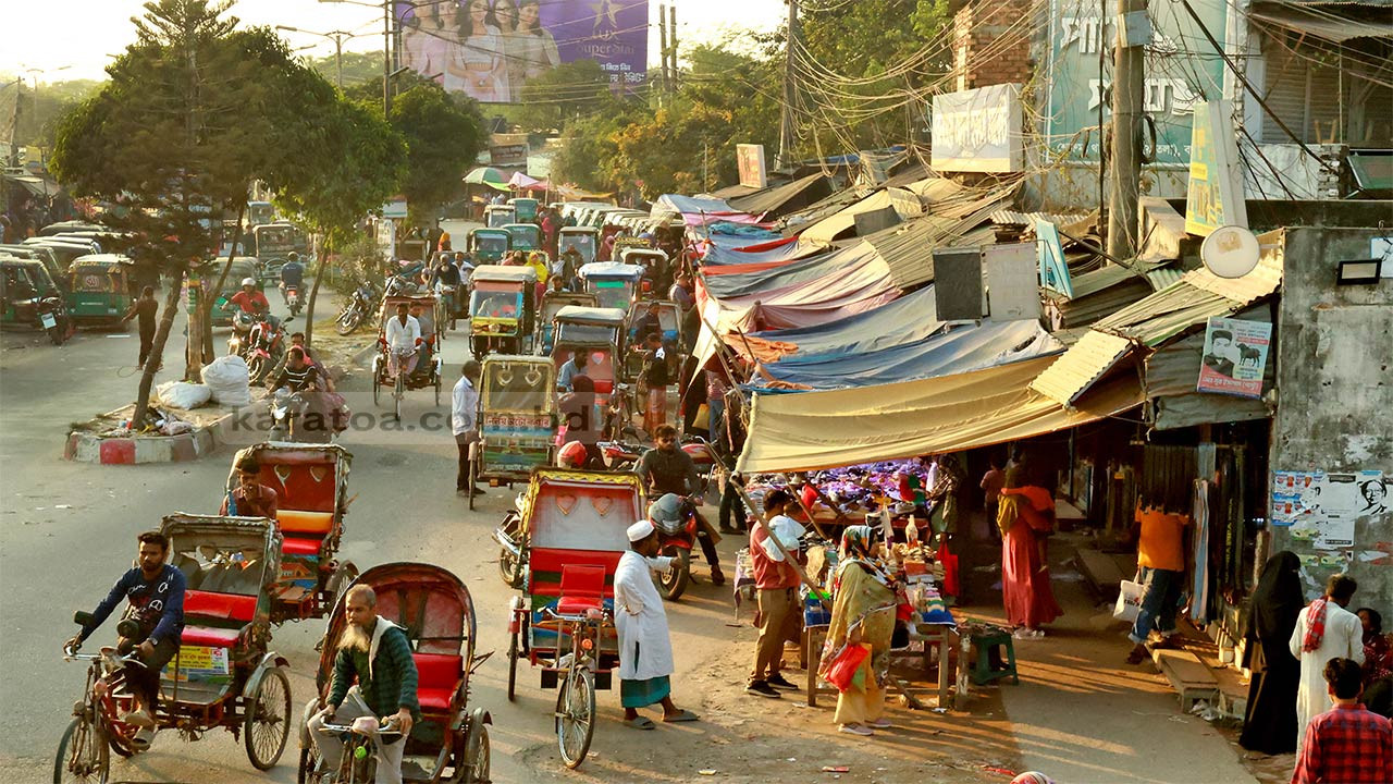 বগুড়ায় দখলমুক্ত হয় না ফুটপাত পুলিশ-হকার লুকোচুরি খেলা
