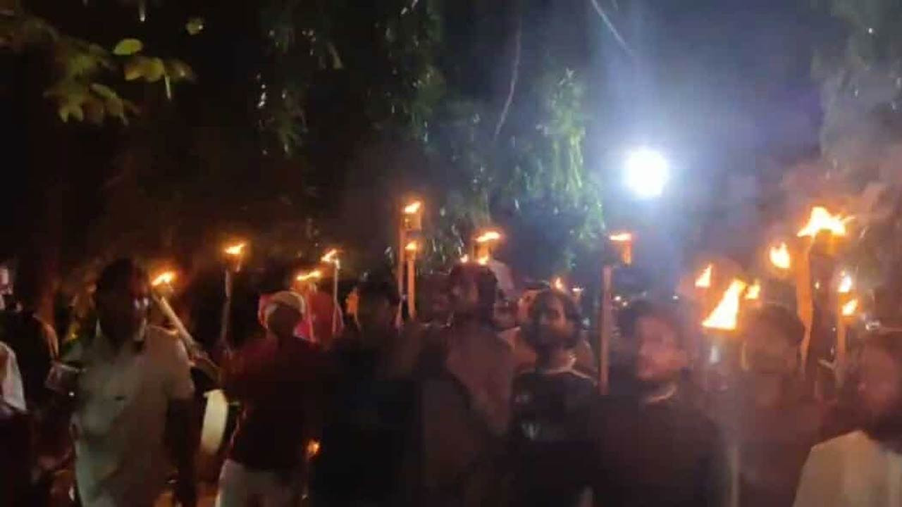 ঢাবি শিক্ষককে কুরুচিপূর্ণ মন্তব্যের প্রতিবাদে মশাল মিছিল