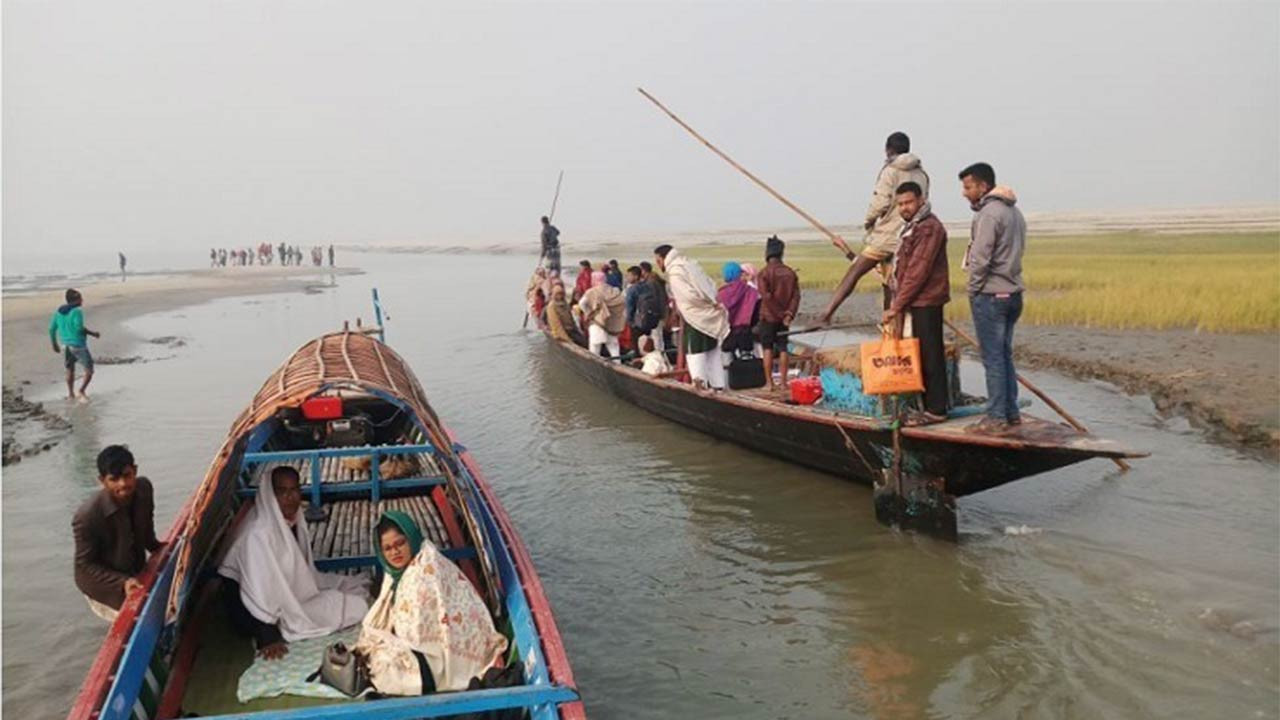 সিরাজগঞ্জে যমুনায় ডুবোচর নৌযান চলাচল ব্যাহত