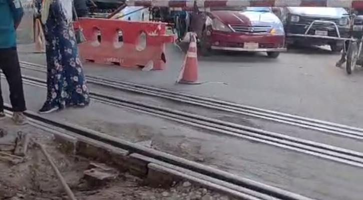 রাজধানীর মগবাজারে চলছে ‘ফিশ প্লেট’ মেরামতের কাজ, যান চলাচলে বিঘ্নতা