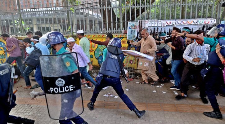 শিক্ষকদের আন্দোলনে পুলিশের লাঠিচার্জে আহত শতাধিক