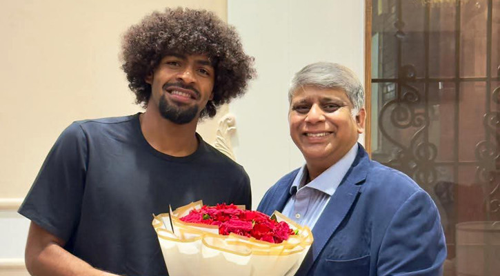 অবশেষে ঢাকায় পৌঁছেছেন হামজা