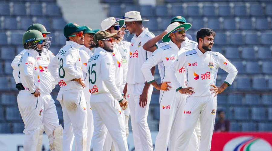 শেষ বিকেলে স্পিনারদের দাপটে স্বস্তি ফিরল টাইগার শিবিরে