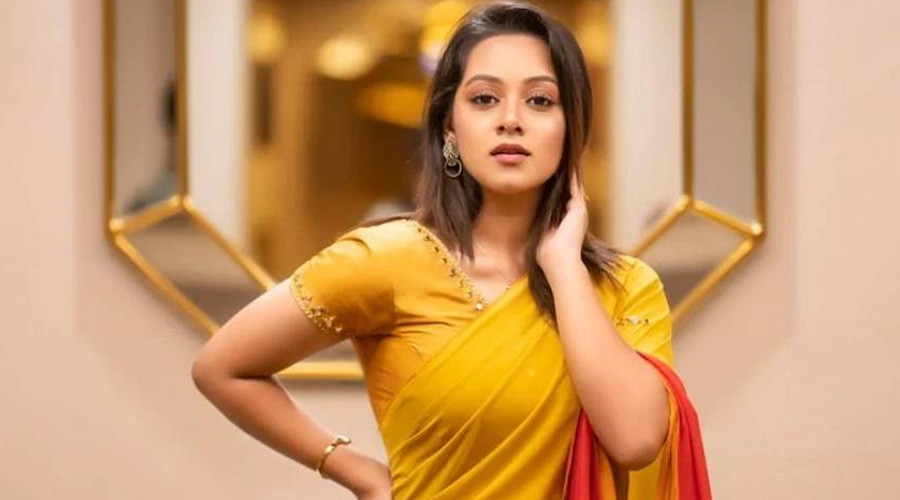 হোটেলে ভক্তের চিঠি পেয়ে আবেগাপ্লুত দীঘি