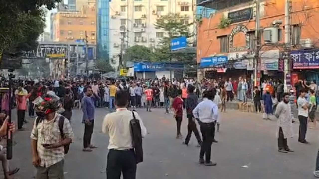 ‘৩৬ না ৩২’ স্লোগানে ফের উত্তপ্ত ধানমন্ডি, ধাওয়া-পাল্টা ধাওয়া