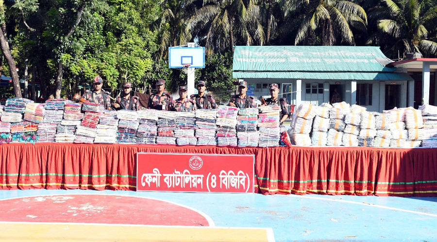 ফেনী সীমান্তে কোটি টাকার ভারতীয় পণ্য আটক