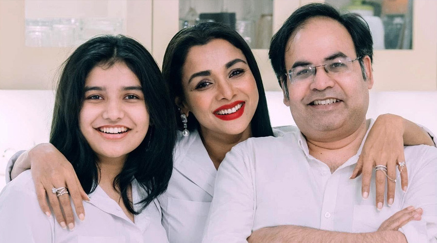 পারিবারিক ছবিতে শুভেচ্ছা বার্তা দিলেন রুনা খান