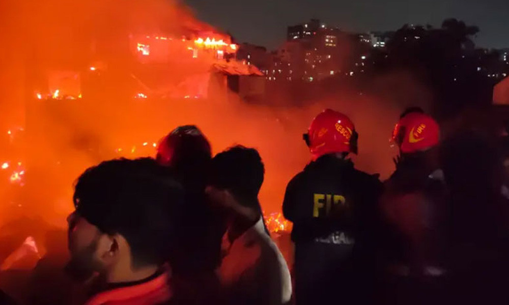 এখনো পুড়ছে কড়াইল বস্তি, নিয়ন্ত্রণে ১৯ ইউনিট