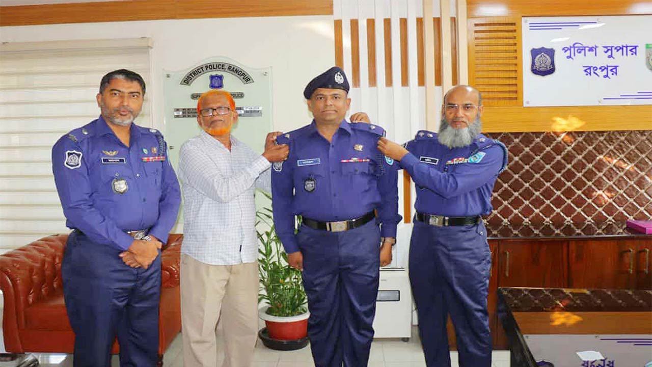 রংপুরে সদ্য পদোন্নতি প্রাপ্ত পুলিশ পরিদর্শককে র‌্যাংক ব্যাজ পরিধান