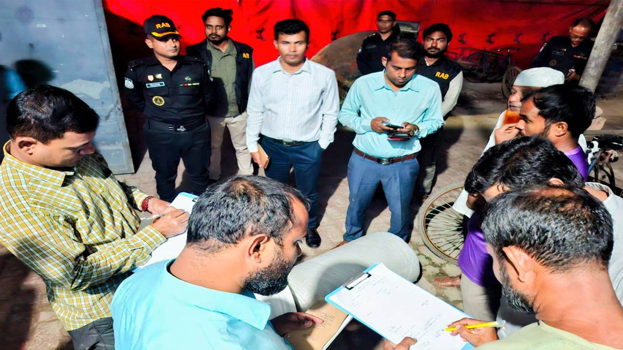 বগুড়ায় ১০১৫ কেজি পলিথিন জব্দ