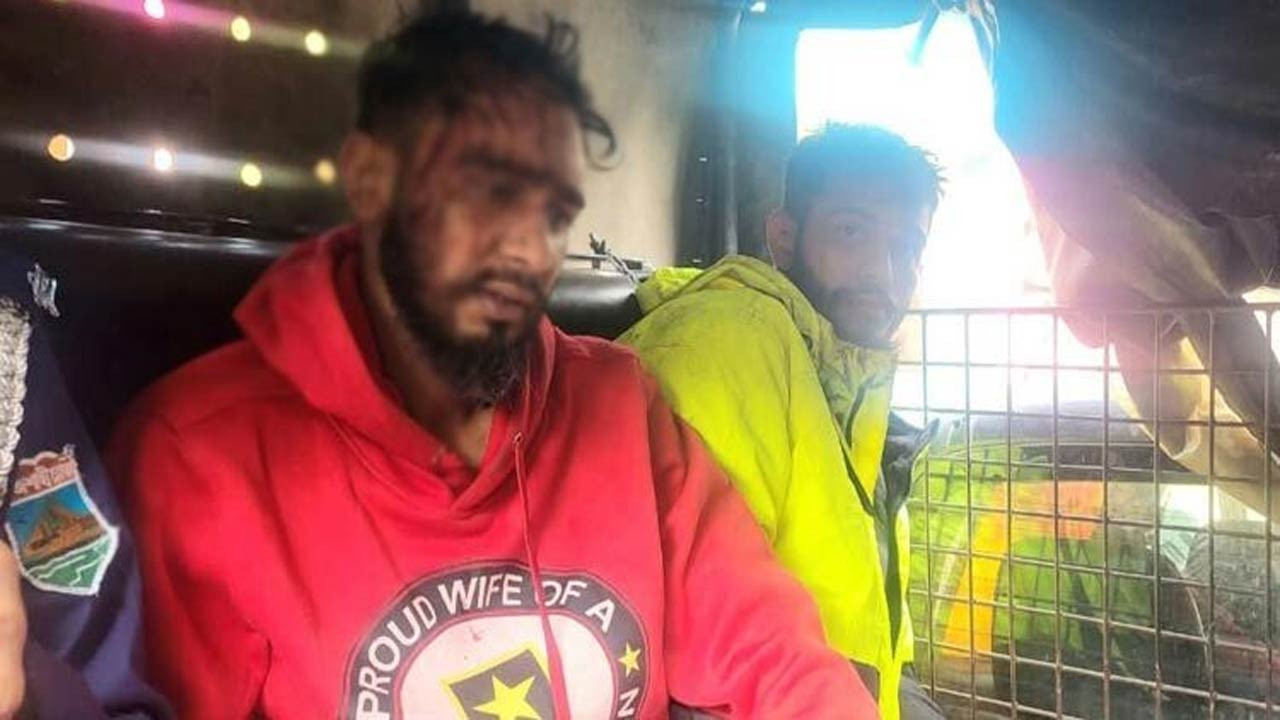 পাবনার সুজানগরে রিভলবারসহ জনতার হাতে দুই যুবক আটক