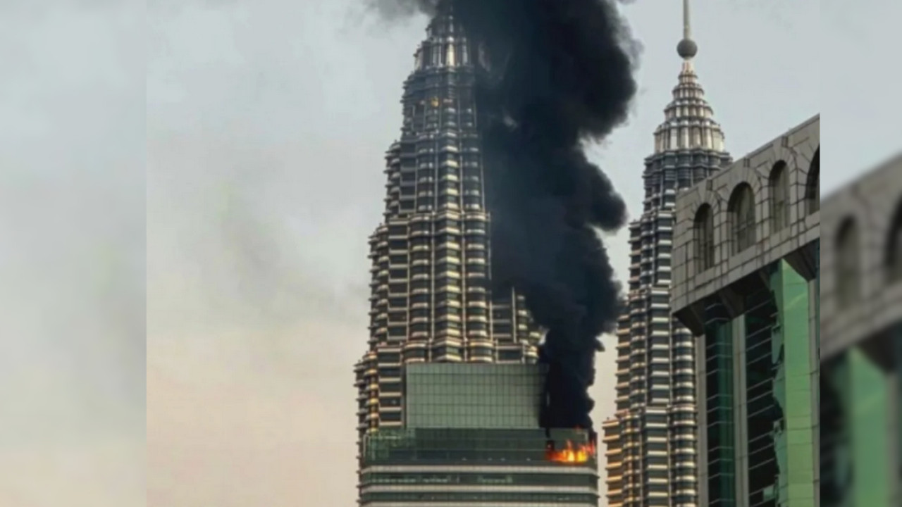 মালয়েশিয়ার বিখ্যাত পেট্রোনাস টাওয়ারে আগুন