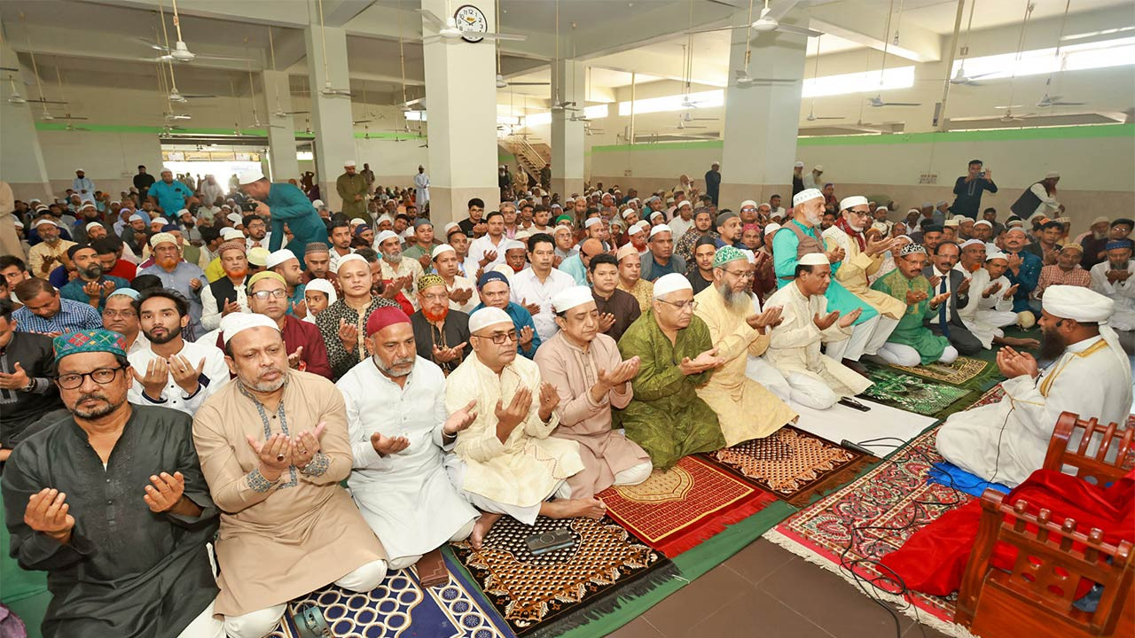 খালেদা জিয়ার সুস্থতা কামনায় বগুড়ায় বিএনপির দোয়া ও মোনাজাত