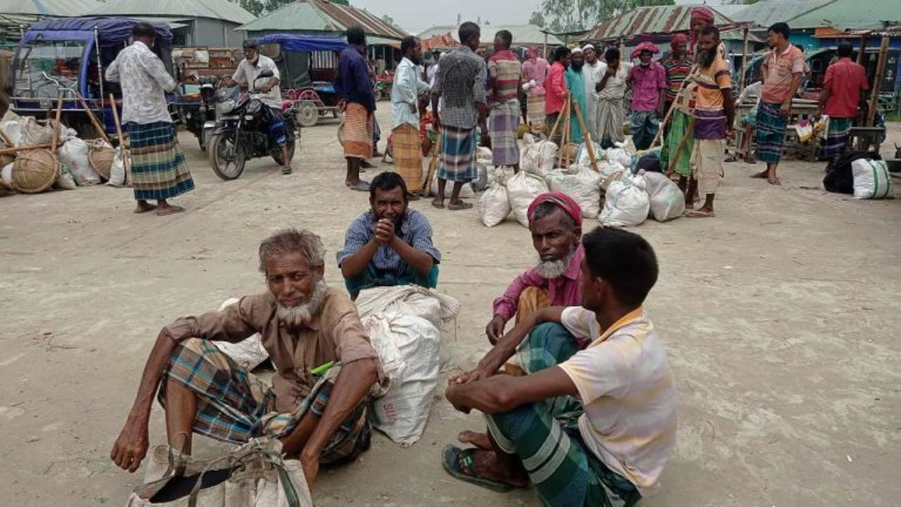 কামলার হাটে দর কষাকষিতে শ্রম বিক্রি