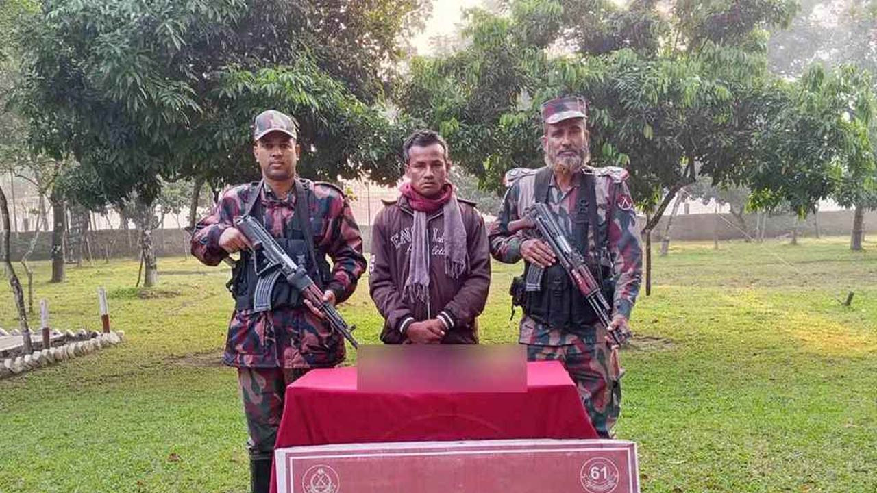 লালমনিরহাট সীমান্তে ভারতীয় কাঁটাতারের বেড়া কাটার সময় চোরাকারবারি আটক