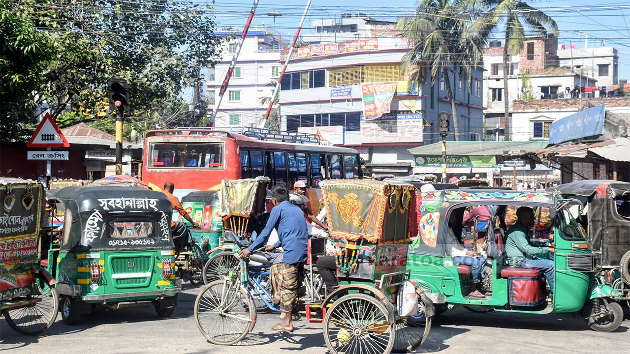 বগুড়ার কামারগাড়ী ও সেউজগাড়ী মোড়ে তীব্র যানজট, ভোগান্তিতে শিক্ষার্থীরা