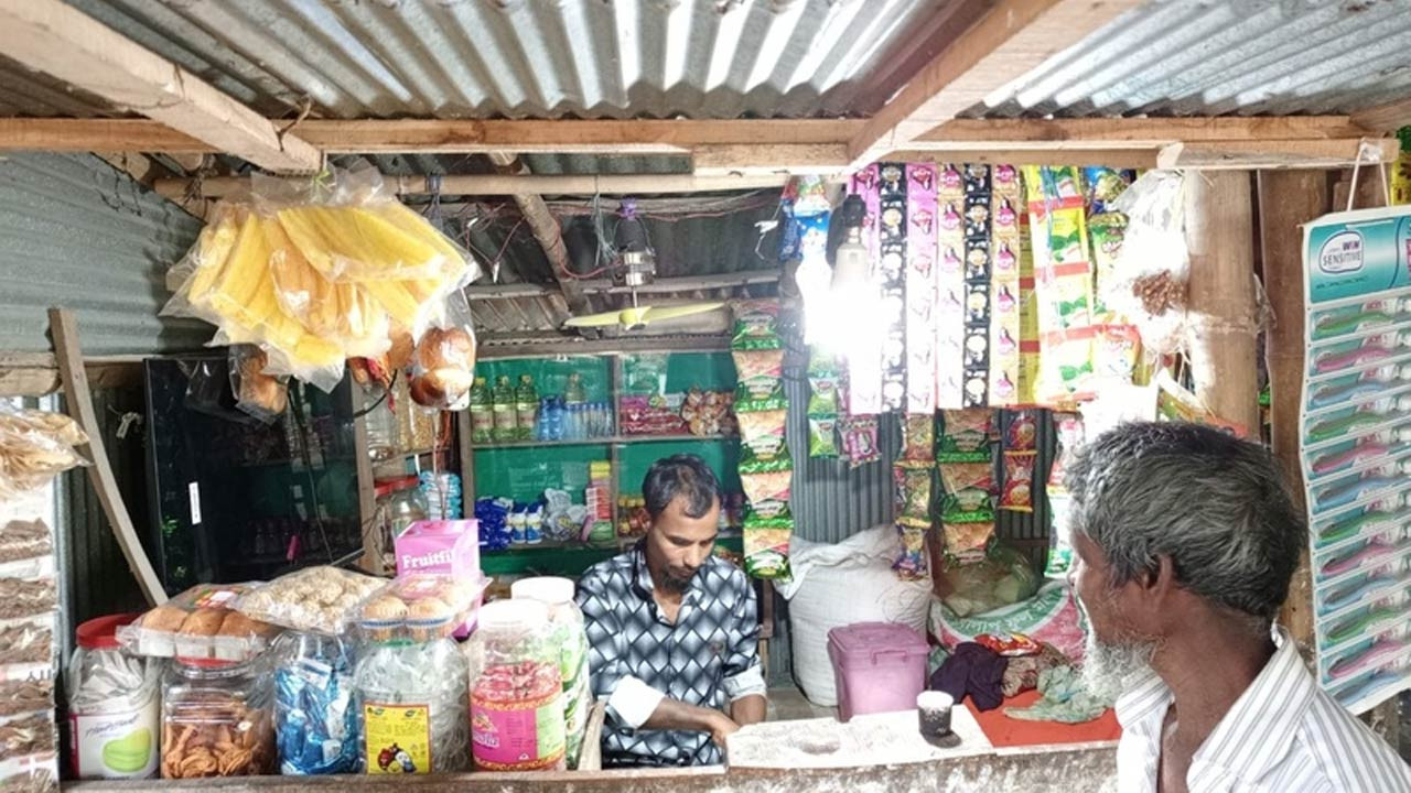 হৃদয়ে সৈয়দপুরের সহায়তায় পরিপূর্ণ হলো মোকছেদুলের মুদি দোকানের তাকগুলো