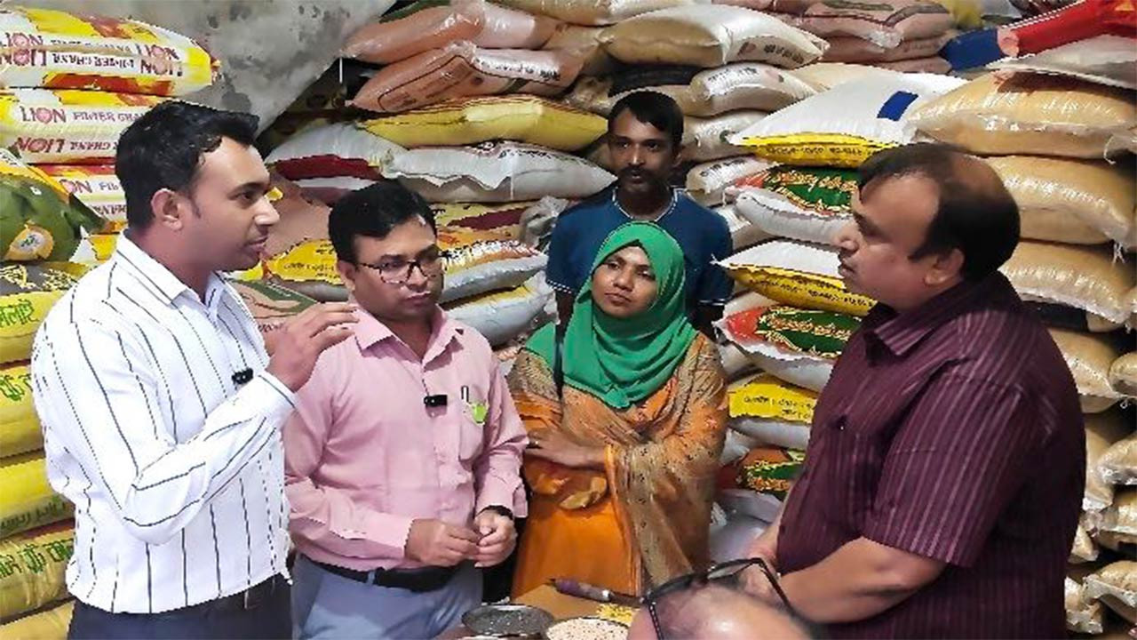 মুগডালে রঙ পাওয়ায় বগুড়ায় চার দোকানীর লাখ টাকা জরিমানা