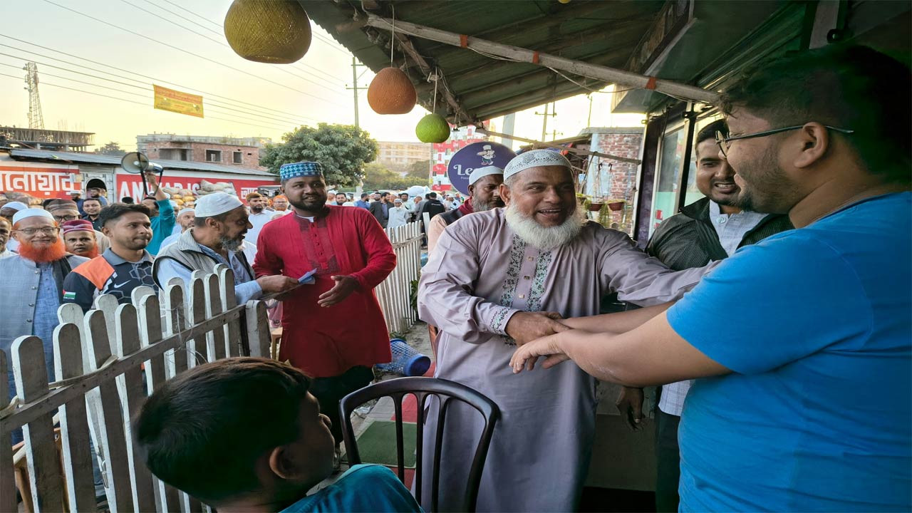 বগুড়ায় দাঁড়িপাল্লায় ভোট চাইলেন জামায়াত প্রার্থী