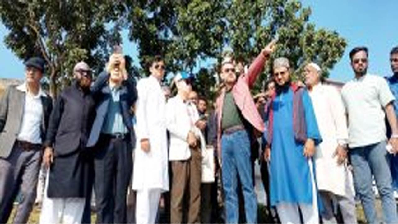 পাবনার ঈশ্বরদীতে পদ্মার চরে সৌরবিদ্যুৎ প্রকল্পের স্থান পরিদর্শন করলেন বিদেশি প্রতিনিধি