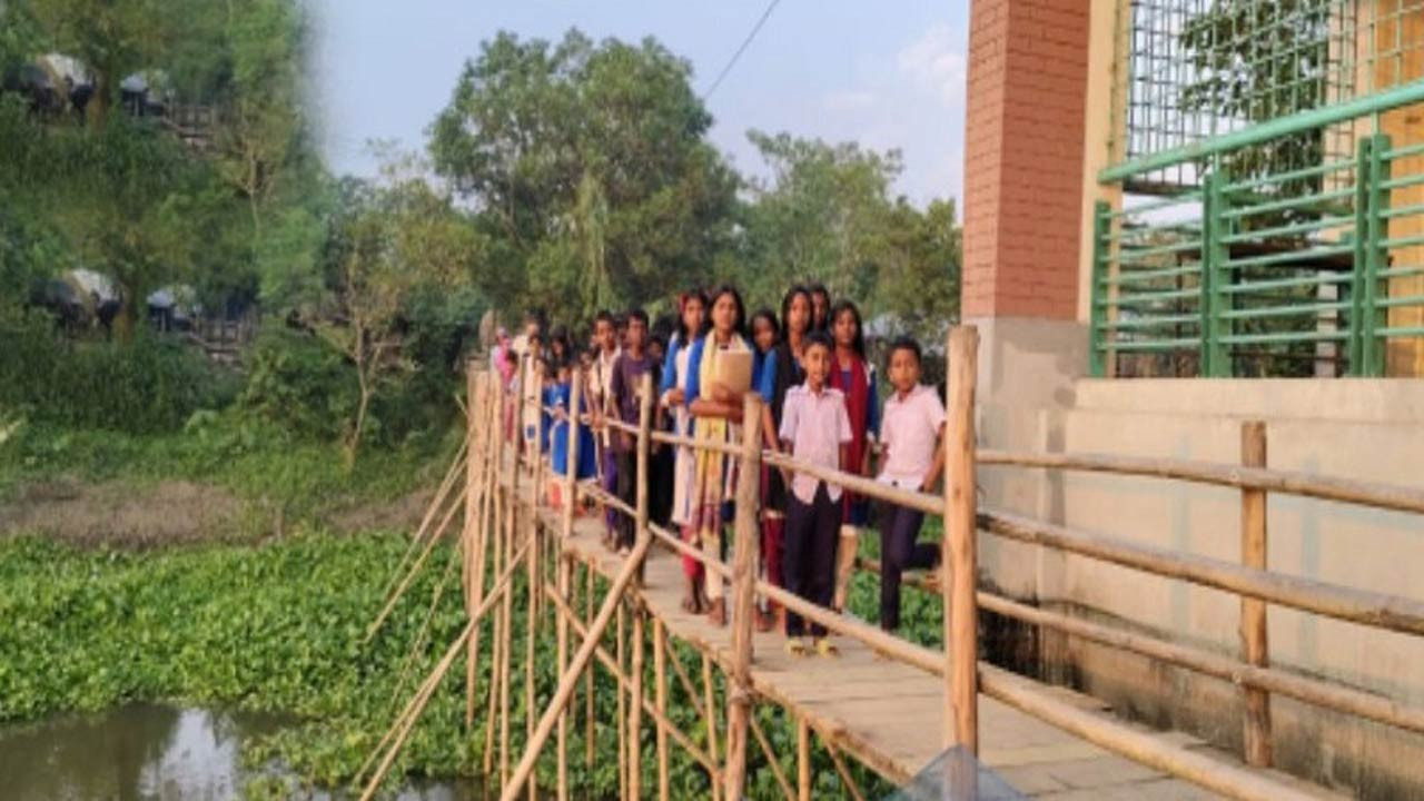 পাবনার ভাঙ্গুড়ায় জোড়াতালির সাঁকো দিয়ে শিক্ষক-শিক্ষার্থীদের যাতায়াত
