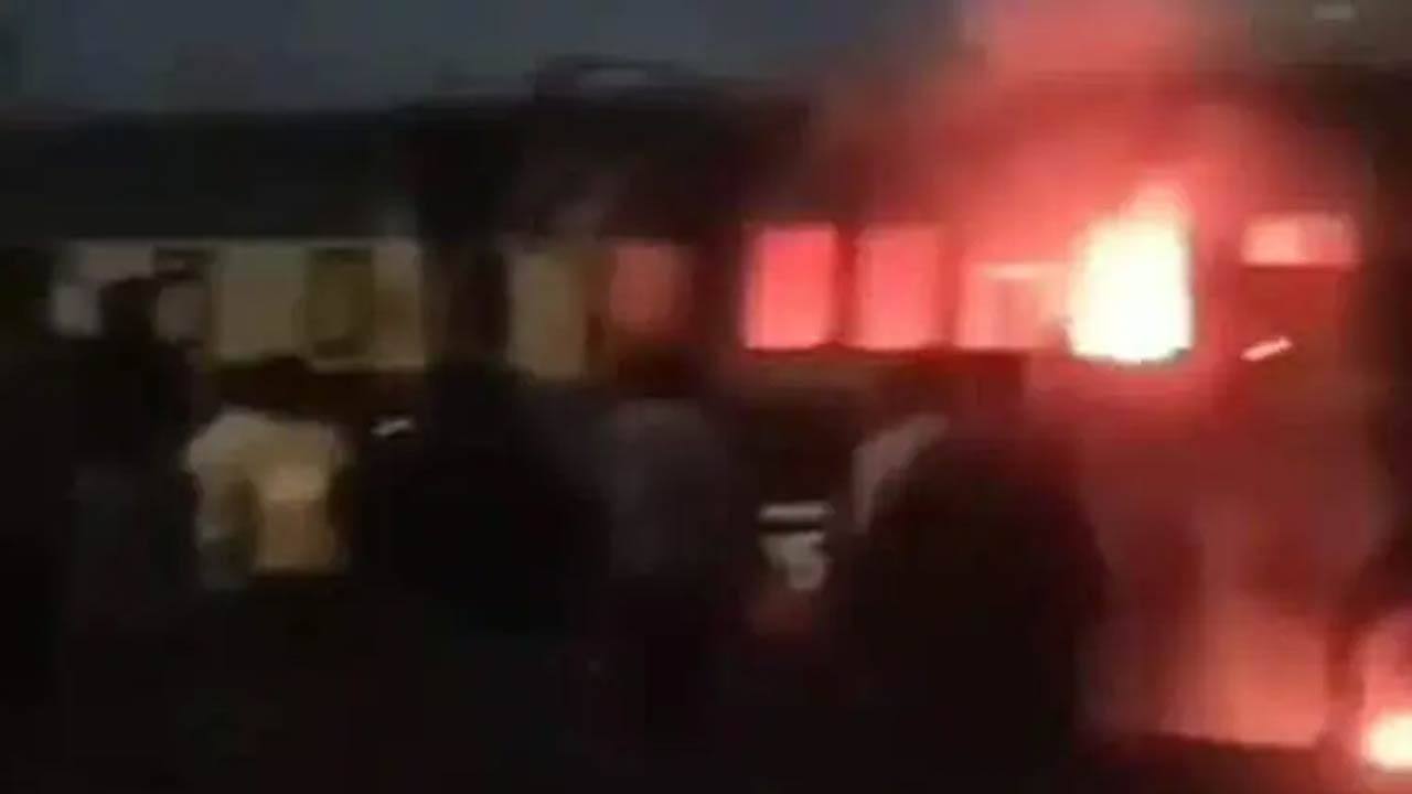 রাজধানীর তেজগাঁওয়ে ট্রেনের পরিত্যক্ত বগিতে আগুন, হাতেনাতে আটক ২