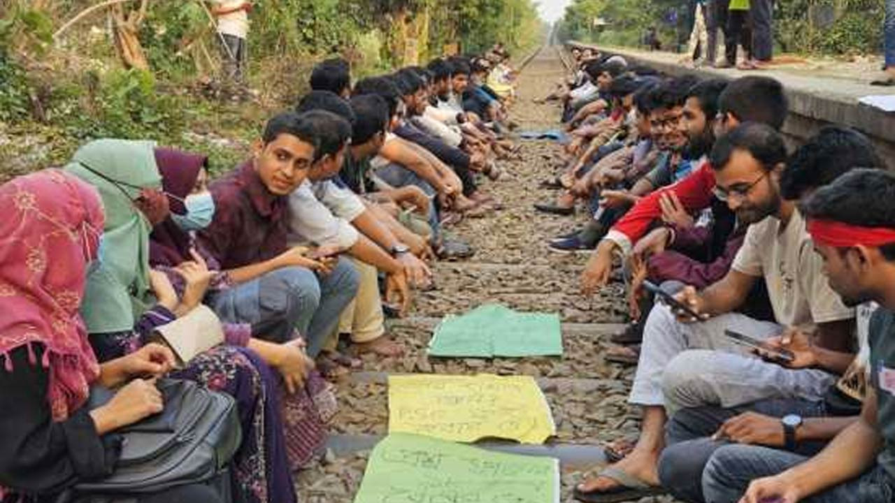 দুই দফা দাবিতে রাবি শিক্ষার্থীদের রেললাইন অবরোধ