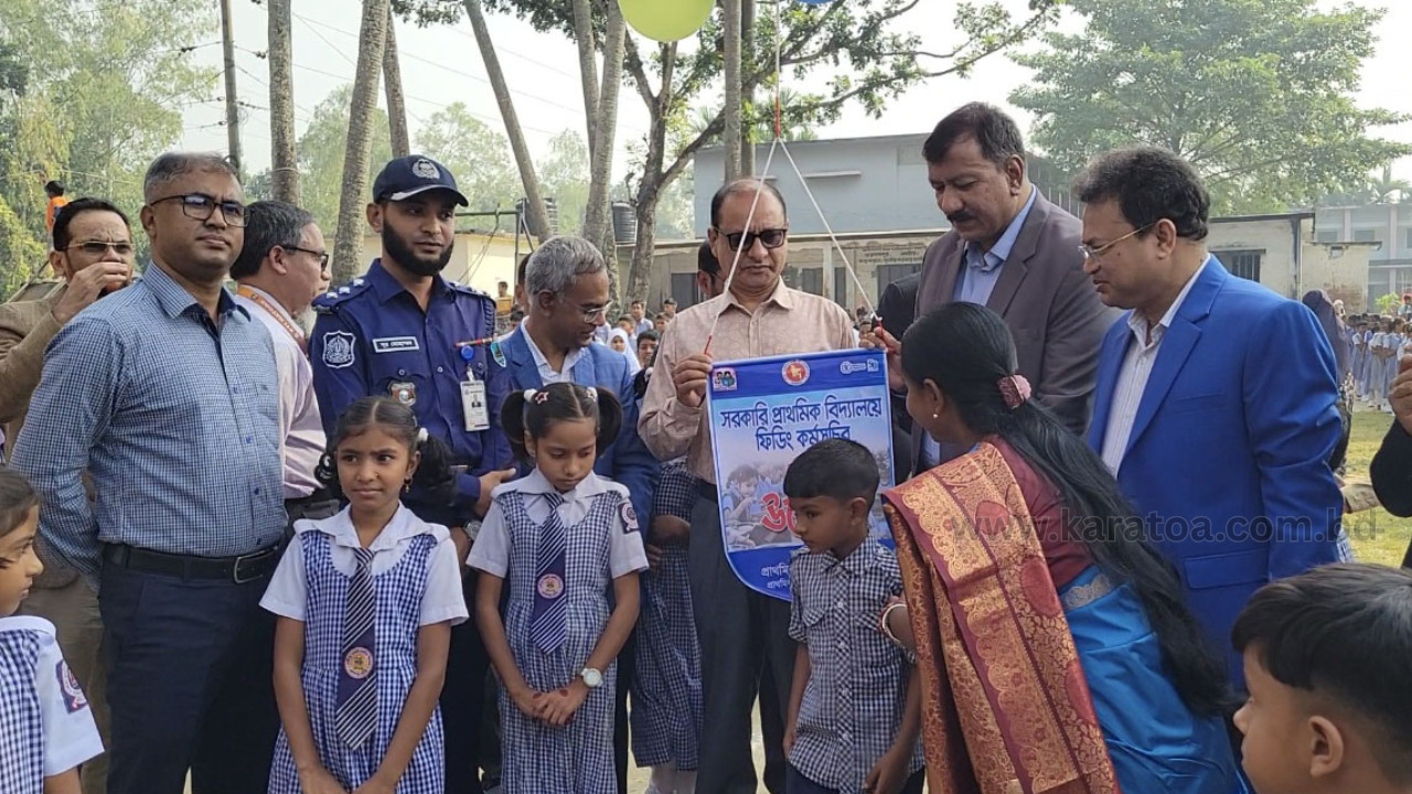 গুরুদাসপুরে ‘স্কুল ফিডিং’ কর্মসূচি : শিক্ষার্থীদের মুখে হাসি