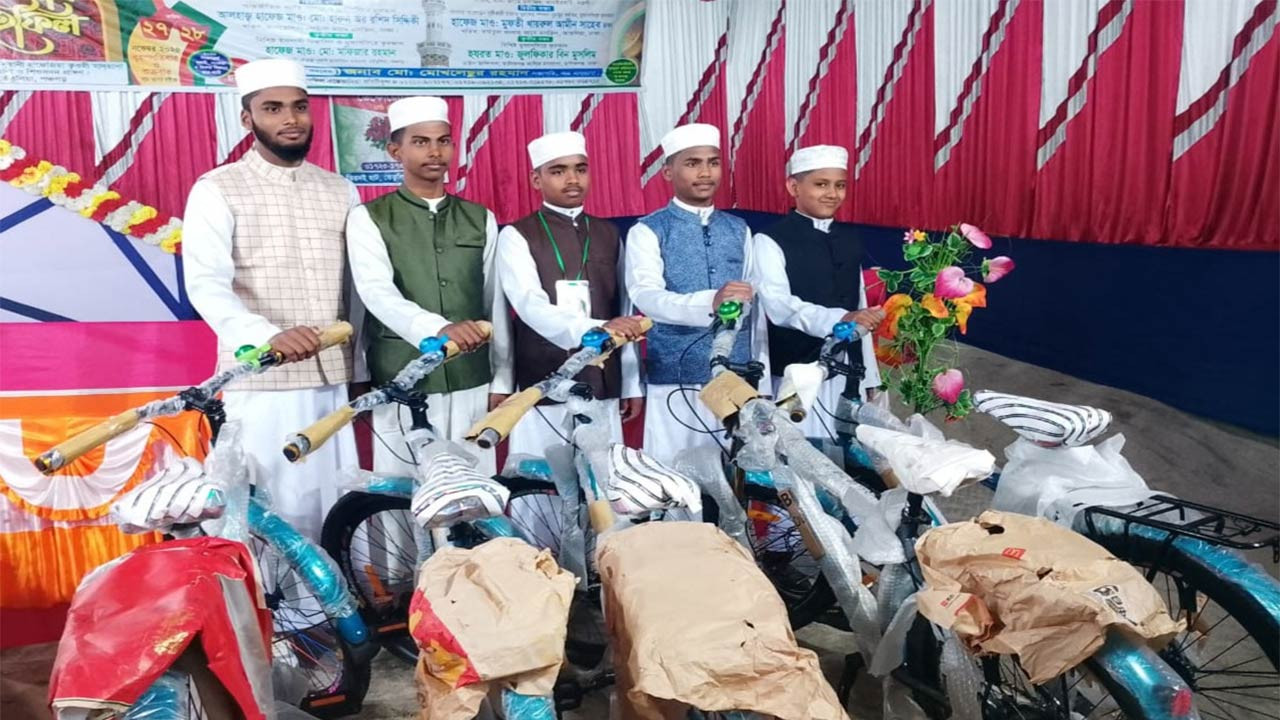 তেঁতুলিয়া উপজেলা প্রশাসনের পাঁচ হাফেজকে উপহার দেয়া হলো বাইসাইকেল