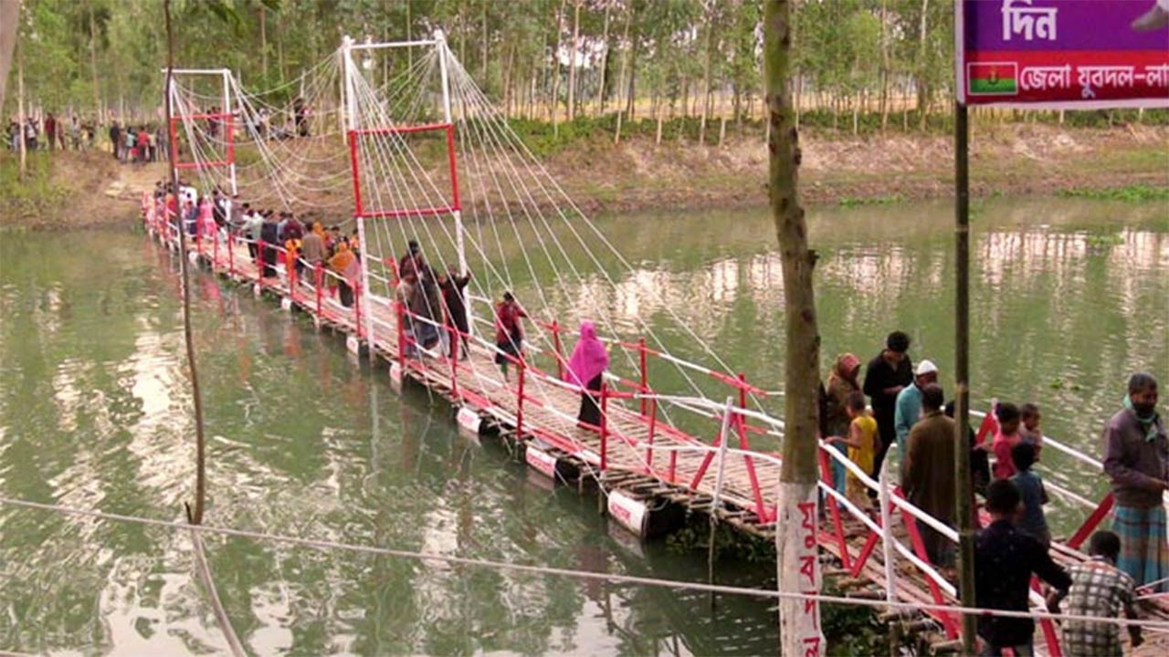 লালমনিরহাটে যুবদলের ভাসমান সেতুর উদ্বোধন