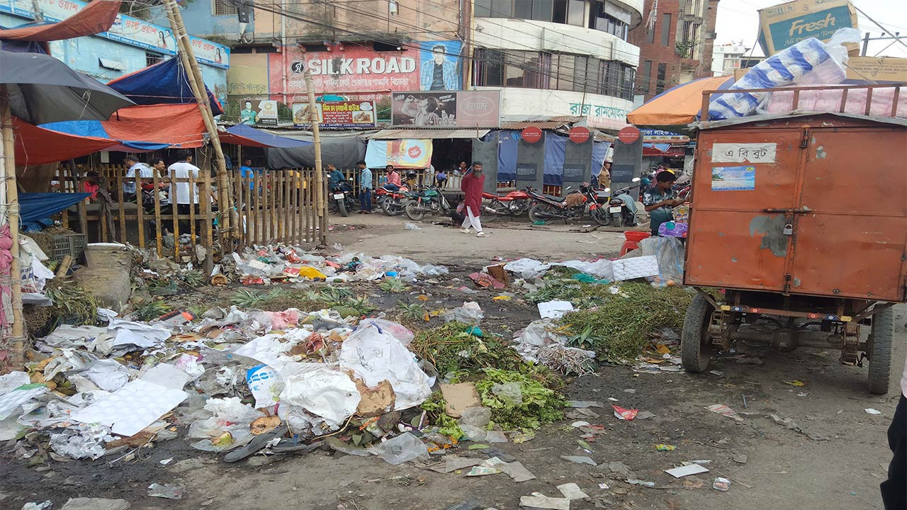 রংপুর সিটি বাজার সংলগ্ন প্রধান সড়কে বর্জ্য ডাম্পিং