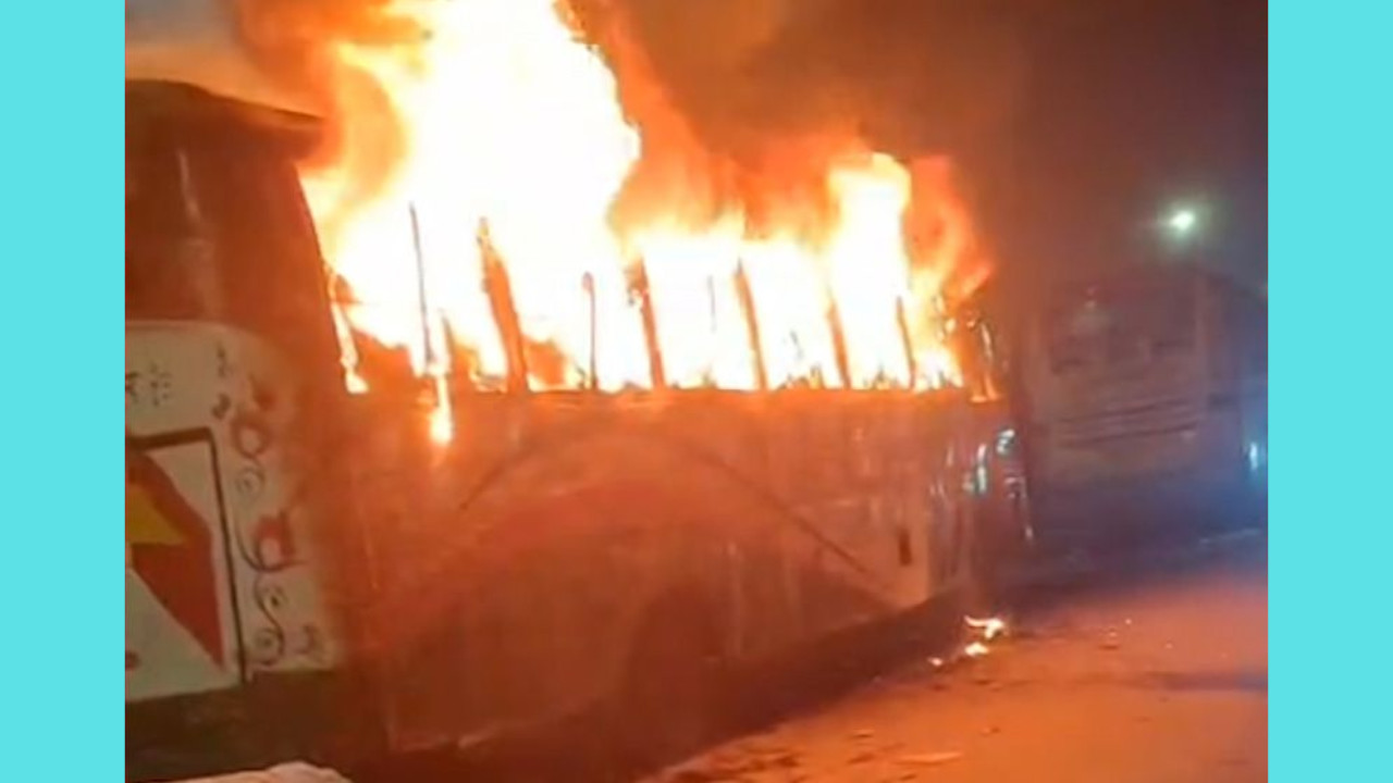রাজধানী ঢাকায় মধ্যরাতে বাসে আগুন