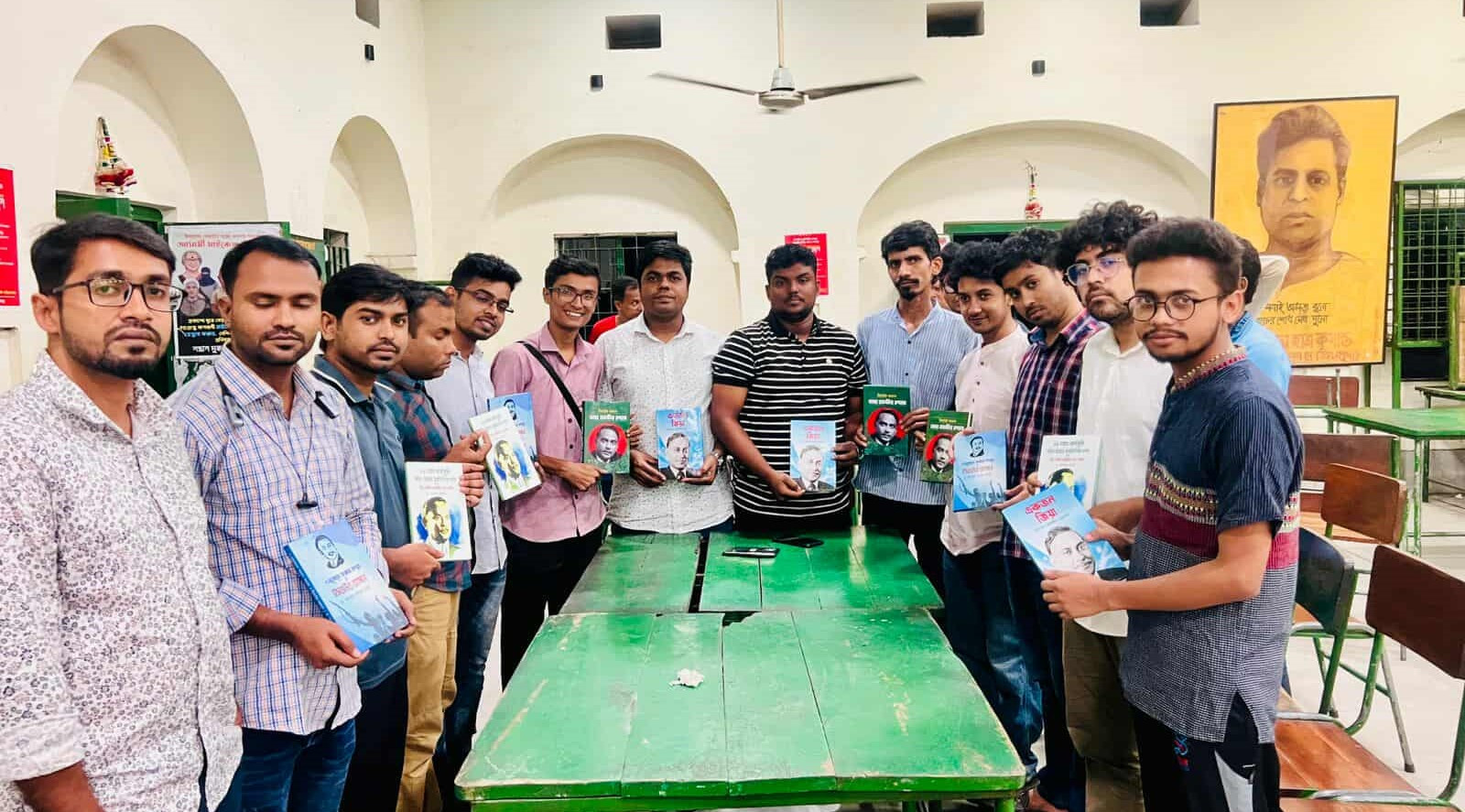 তিন ছাত্র সংগঠনকে বই উপহার দিলেন ছাত্রদল নেতা শাকিল