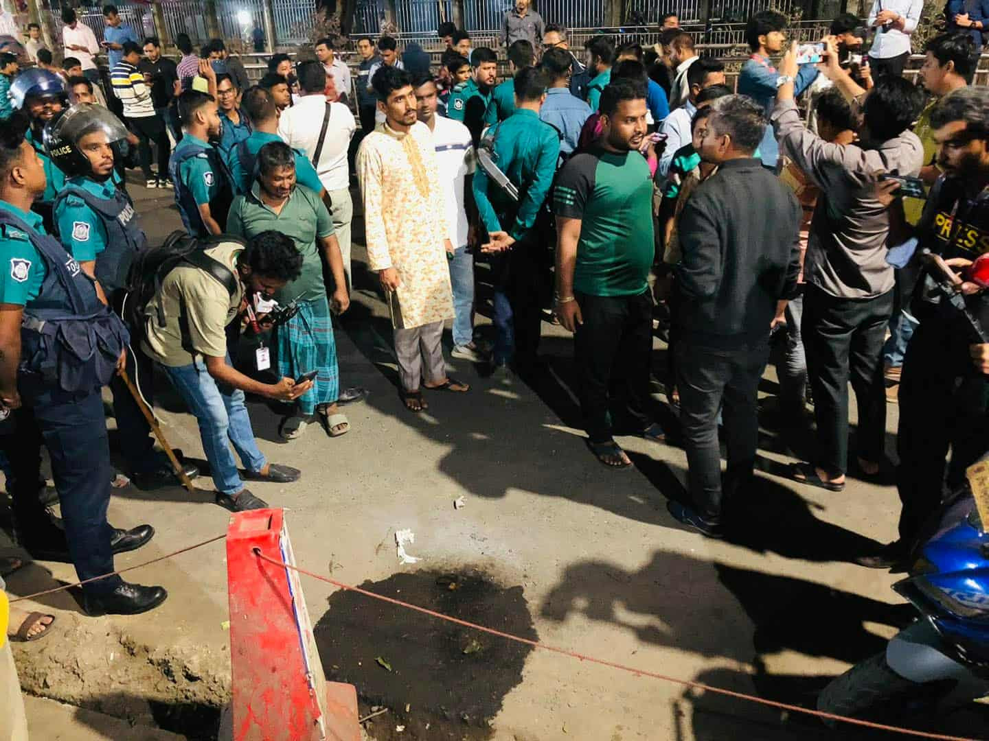 ঢাবির টিএসসিতে দুটি ককটেল বিস্ফোরণ