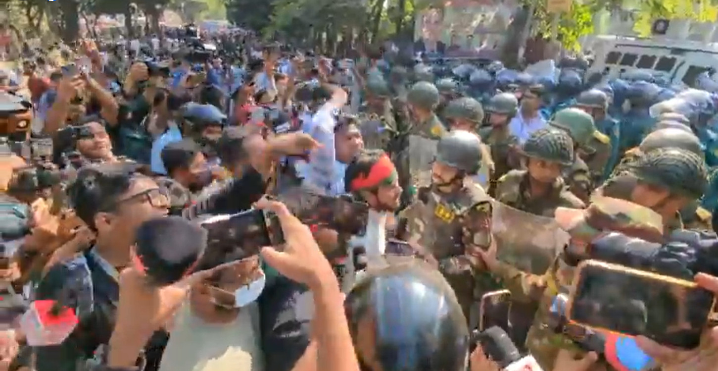 থমথমে ধানমন্ডি ৩২ এলাকা : লাঠিপেটা, সাউন্ড গ্রেনেড নিক্ষেপ