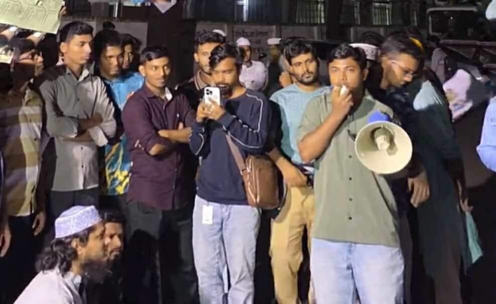 ঢাবি শিক্ষক কতৃক যৌন হয়রানি :উপাচার্যকে আল্টিমেটাম