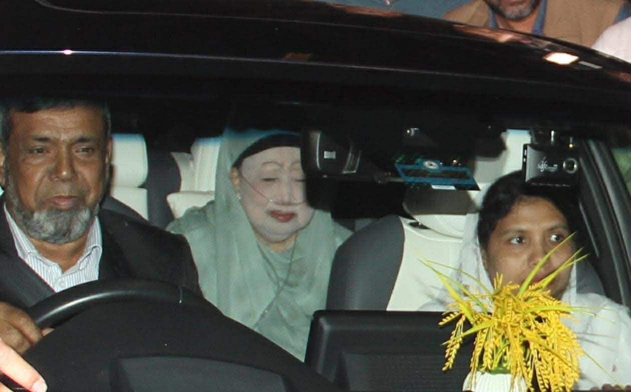 এভারকেয়ার হাসপাতালের পথে খালেদা জিয়া