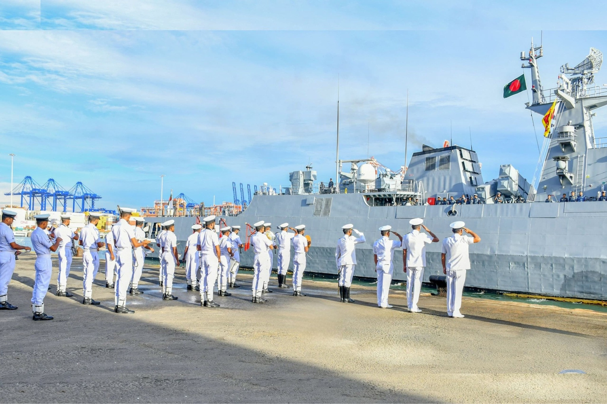 বঙ্গোপসাগরে নৌবাহিনীর মহড়ার শেষ দিনে যোগ দিয়েছেন ৪ উপদেষ্টা